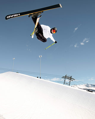Half Pipe Skiing in den Alpen. Freestyle Skiing in Europa.