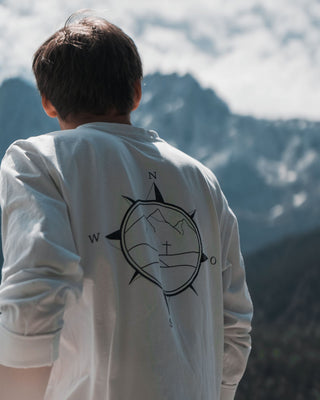 Weißes Longsleeve mit Backprint von The Clue Clothing in den Alpen.