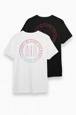 Unser Culture T-Shirt in den erhältlichen Farben Schwarz und Weiß. T-Shirt mit buntem Backprint mit Surfboard, Snowboard und Ski.