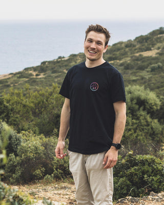 Unisex Culture Surf T-Shirt mit Backprint in Schwarz am Meer von The Clue Clothing