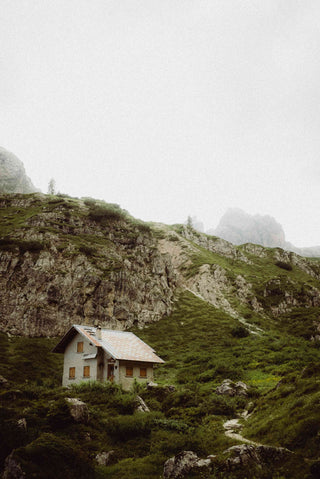 Berghütte in den Alpen mit Nebel im Gebirge. Weil wir die Natur lieben und schützen.