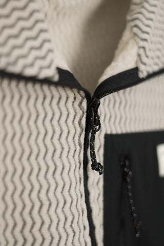 Unisex Sweatshirt mit Reißverschluss in Beige. Half Zip Pullover für Herren mit Brusttasche. Skirolli für Damen. Weicher und leichter Pulli für kältere Temperaturen.