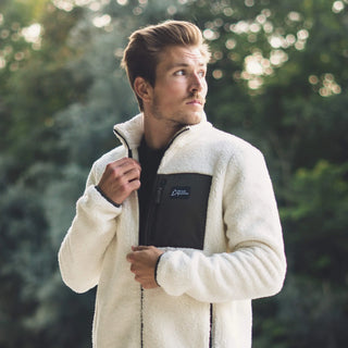 Outdoor-Fleecejacke im Sherpa-Stil aus weichem Fleece-Material bietet ideale Wärme für Outdoor-Aktivitäten mit Stil