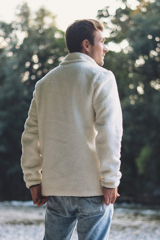 Outdoor-Fleecejacke im Sherpa-Stil von hinten, bietet ideale Wärme für Outdoor-Aktivitäten mit Stil.