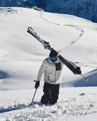 Cooles Ski Outfit und Snowboard Outfit. Die Sherpa Fleece Jacke beim Skifahren.