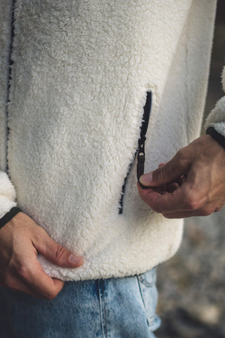 Teddyfell Jacke Herren mit Reißverschluss in Weiß/Olive.