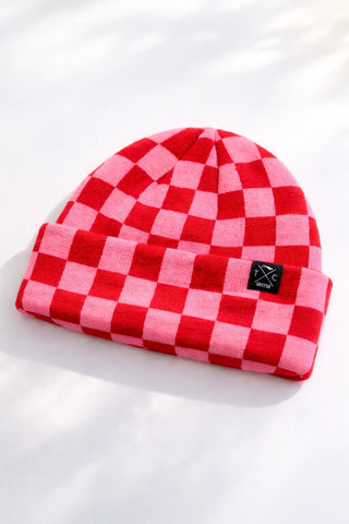 Beanie mit Schachbrettmuster. Mütze mit Lila Rot kariertem Schachbrettmuster.