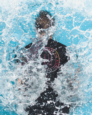 Das The Clue Clothing Culture Shirt im Wasser. Das Surfshirt, das die Action Sportarten verbinden soll.