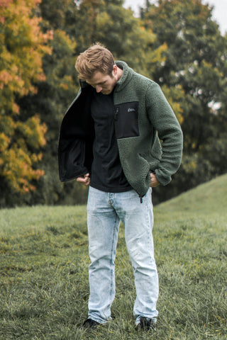 Weiche Herren Teddyfell Jacke in Olive mit verschließbaren Taschen von The Clothing