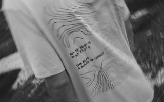 Das Unisex T-Shirt Origin mit Großem Backprint in Beige und grau erhältlich.