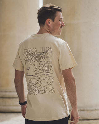 Unisex T-Shirt „Origin“ in Beige mit Backprint als Sommer Essential