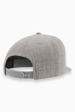 Snapback Cap Kappe Größenverstellbar mit Kunstleder Patch in Grau von The Clue Clothing