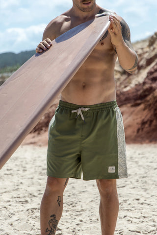 Mann trägt die Volley Everyday Shorts am Strand nach dem Surfen – schnelltrocknende Herren-Boardshorts für Wasser, Sport und Alltag