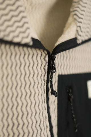 Unisex Sweatshirt mit Reißverschluss in Beige. Half Zip Pullover für Herren mit Brusttasche. Skirolli für Damen. Weicher und leichter Pulli für kältere Temperaturen.