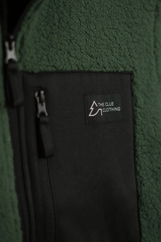 Brusttasche der Teddyfelljacke in Olive.