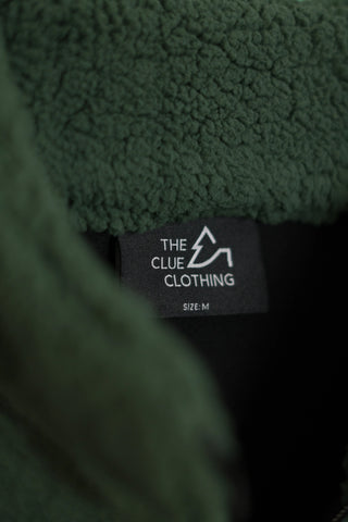 Nackenlabel der Sherpa Jacke Olive.