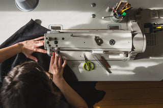 Feine Textilveredelung in Deutschland: Hochwertige Etiketten und Labels werden lokal angenäht – für Qualität, Nachhaltigkeit und Transparenz in der Produktion.